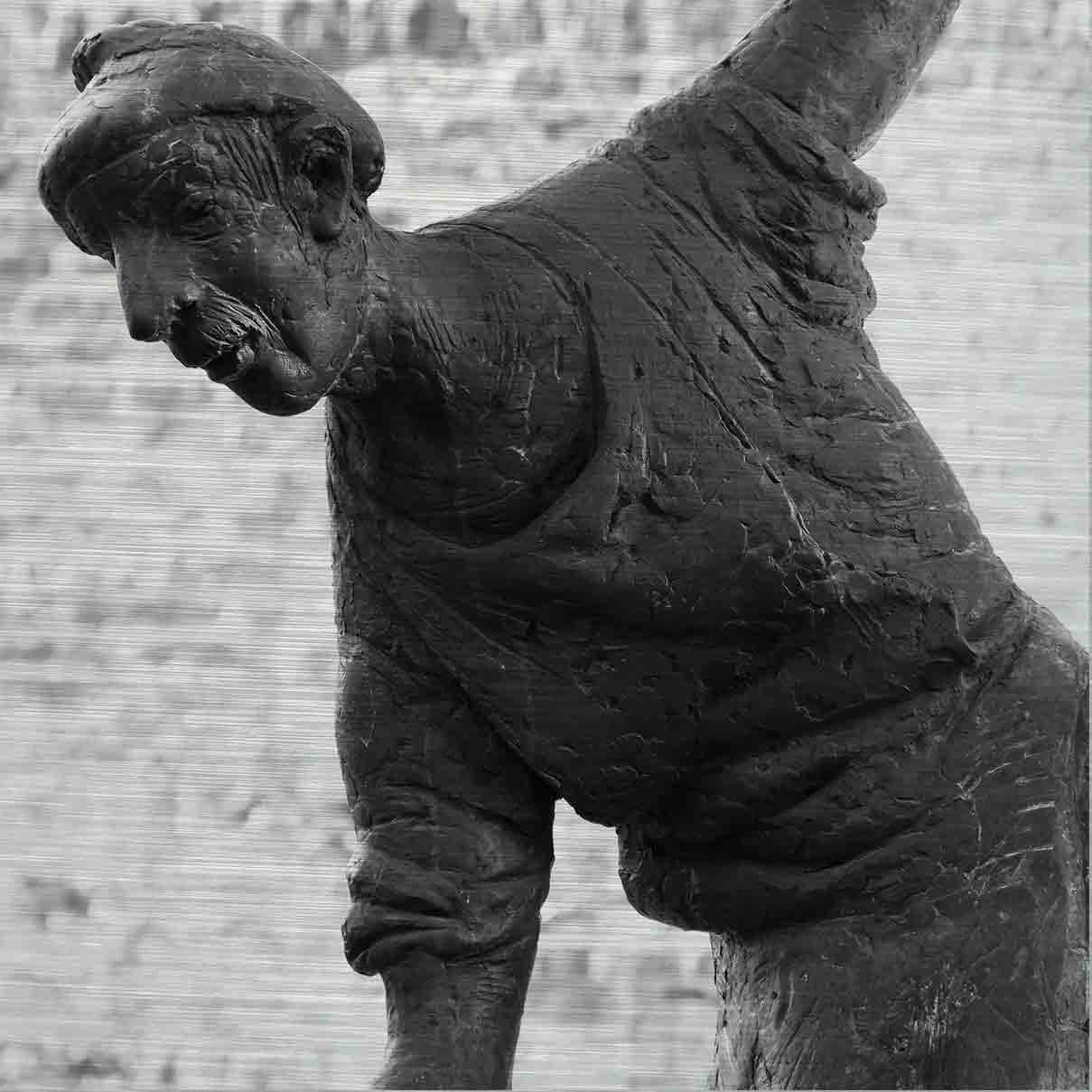 Ulm Griesbadbrunnen | Alu Dibond | #1050438 3 - 3 Ulmer Brunnenbild. Es zeigt das Bild eines Mannes der ein antikes Aussehen hat. Einer seiner Arme zeigt nach unten und der andere nach oben. Er trägt eine altertümliche Kappe und soll die Figur des Griesbadsmichel’s darstellen, welcher ein Knecht war und in dem Ulmer Altstadtviertel „Auf dem Kreuz“ lebte. Das Bild ist in den Farben Schwarz-Weiss.