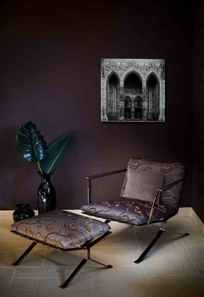 Ulm Münsterportal | Alu Dibond | #1150303 4 - 4 Hauptportal des Ulmer Münsters. Es zeigt das Bild des Hauptportals des Ulmer Münsters mit zwei großen Holztüren und zwei schön verzierte Säulen vor den Holztüren. Im und um das Portal wird mit verschiedenen Figuren und Darstellungen die Erschaffung der Welt erzählt. Das Bild ist in den Farben Schwarz-Weiss. Das Bild hängt an einer stylische eingerichteten Wohnzimmerwand.