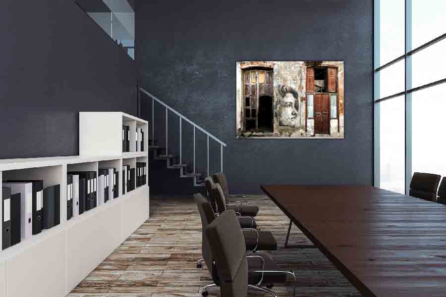 Blog Beitrag 3 1 - 1 Havanna Graffiti Mädchen. Es zeigt das Bild einer Hauswand in Havanna, bei das gemalte Gesicht eines Mädchens zwischen 2 Türen abgebildet ist. Das Gesicht des Mädchens ist von der Seite abgebildet und es ist nur rechte Gesichtshälfte des Mädchens zu sehen. Die beiden Türen sind teilweise beschädigt und auch die Hauswand ist vom Verfall gezeichnet. Die Hauswand und die Türen sind in verschieden Braun- und Grautönen. Das Alu Dibond Bild ist im Querformat und hängt an einer stylischen eingerichteten Bürowand.